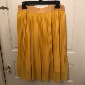 Pleated mustard skirt